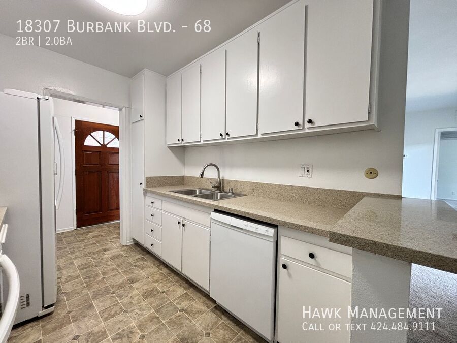 Stunning Top-Floor 2-Bedroom, 2-Bath Condo in Tarzana! property image