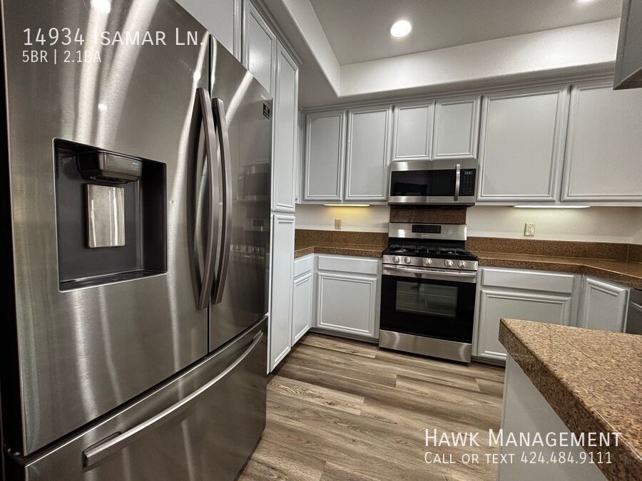 5 bedrooms and 3 bath house in a private community at North Hills property image