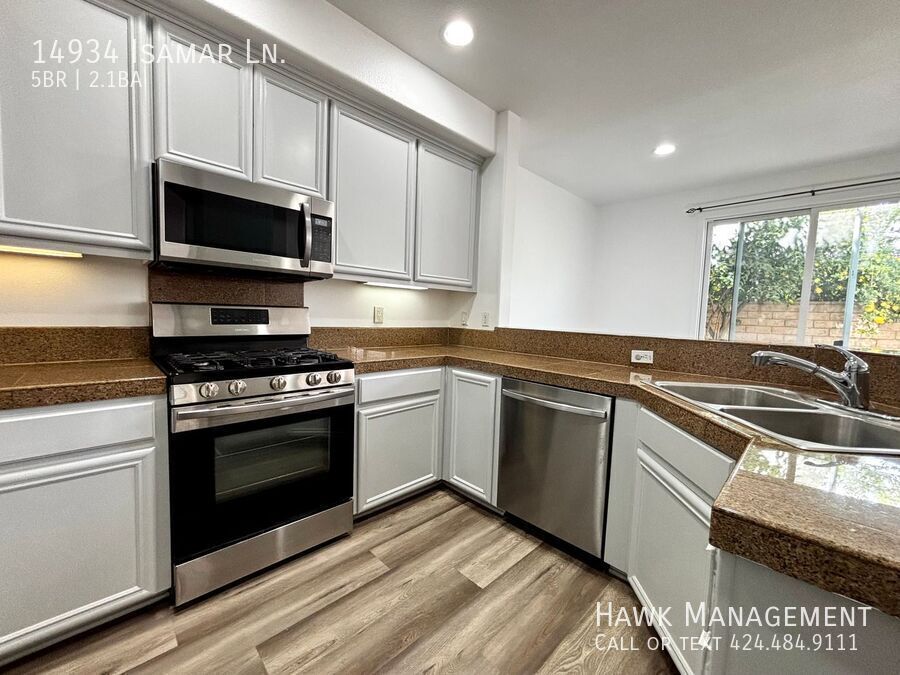 5 bedrooms and 3 bath house in a private community at North Hills property image