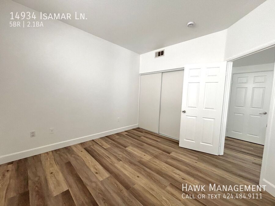 5 bedrooms and 3 bath house in a private community at North Hills property image