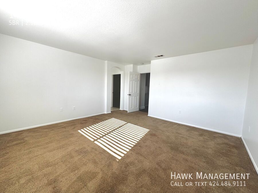 5 bedrooms and 3 bath house in a private community at North Hills property image