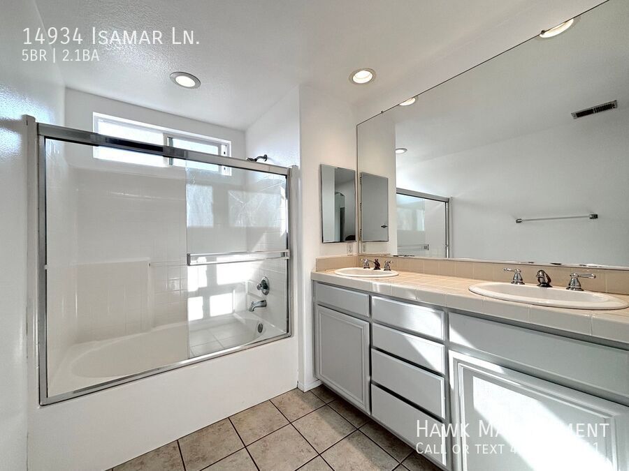 5 bedrooms and 3 bath house in a private community at North Hills property image