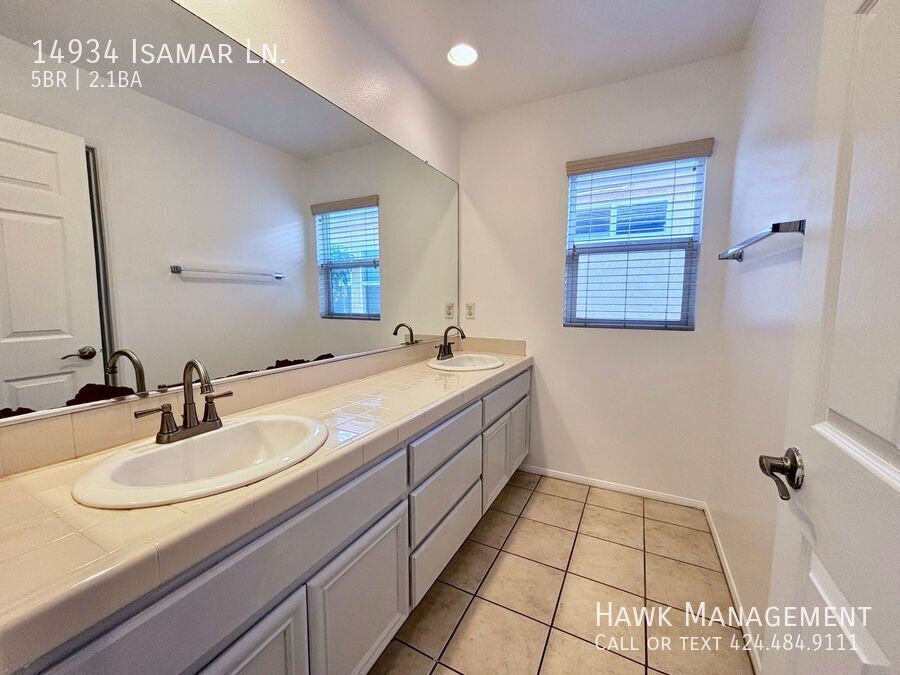 5 bedrooms and 3 bath house in a private community at North Hills property image