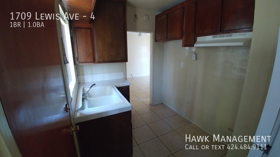 Cozy Small 1-Bedroom with NEW PAINT and lots of LIGHT in Long Beach! property image