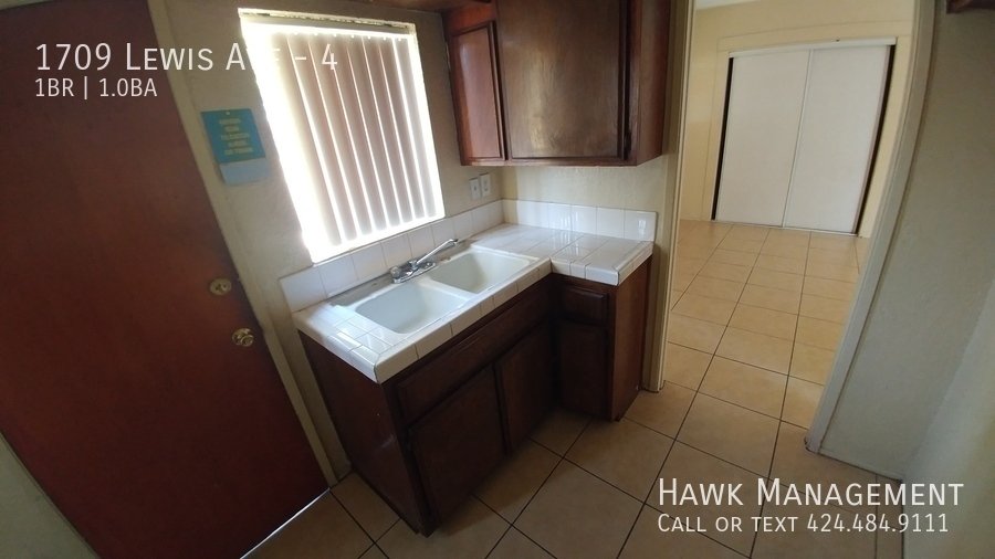 Cozy Small 1-Bedroom with NEW PAINT and lots of LIGHT in Long Beach! property image