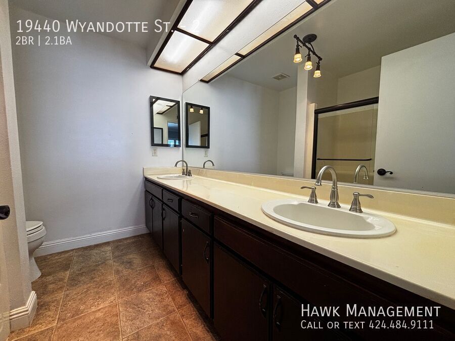Spacious two-story townhouse in Reseda property image