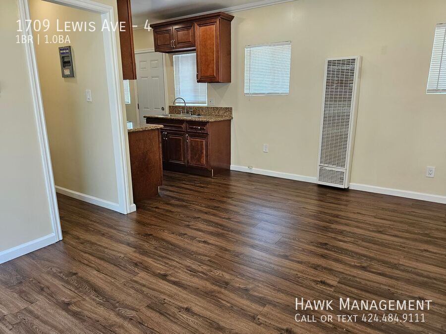 Cozy Small 1-Bedroom with NEW PAINT and lots of LIGHT in Long Beach! property image