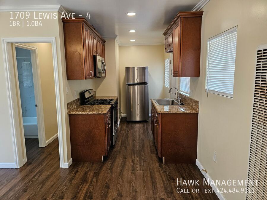 Cozy Small 1-Bedroom with NEW PAINT and lots of LIGHT in Long Beach! property image