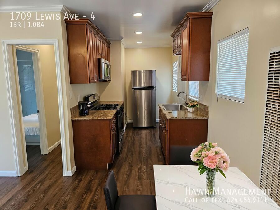 Cozy Small 1-Bedroom with NEW PAINT and lots of LIGHT in Long Beach! property image