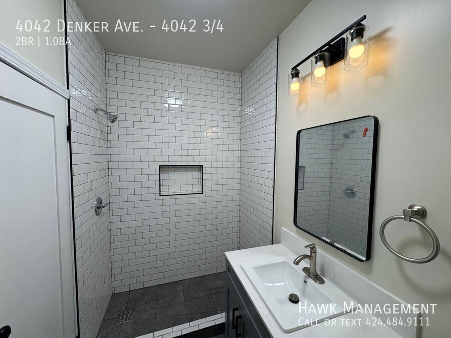 Charming 1 Bed + Den at 4042 Denker Ave - Unit 3/4 property image