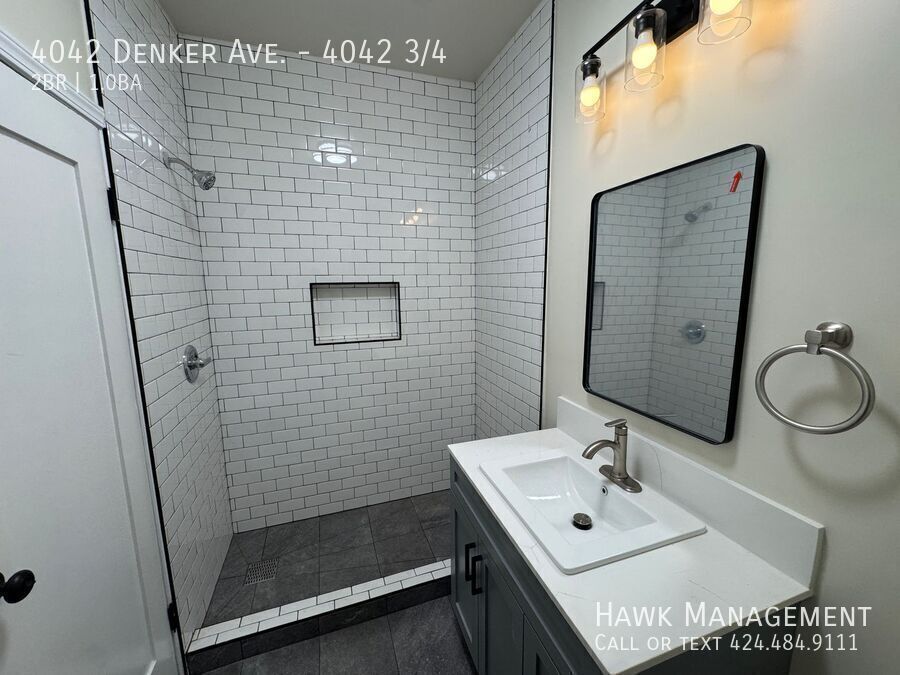 Charming 1 Bed + Den at 4042 Denker Ave - Unit 3/4 property image