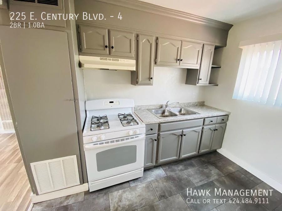 Charming 2-Bedroom Gated Apartment in South LA property image