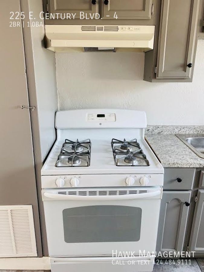 Charming 2-Bedroom Gated Apartment in South LA property image