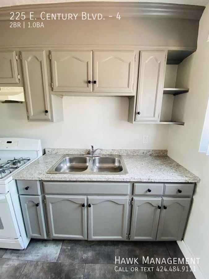 Charming 2-Bedroom Gated Apartment in South LA property image