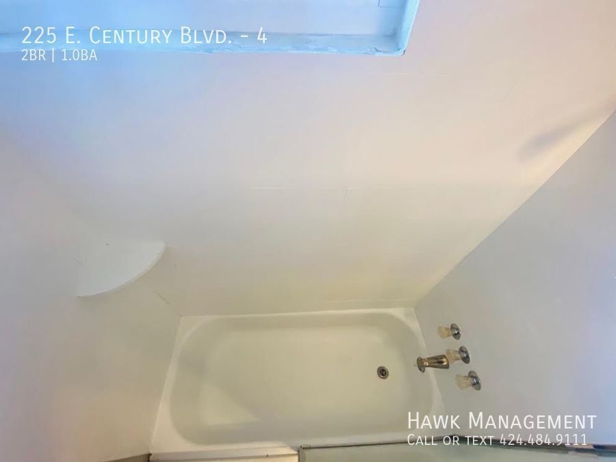 Charming 2-Bedroom Gated Apartment in South LA property image