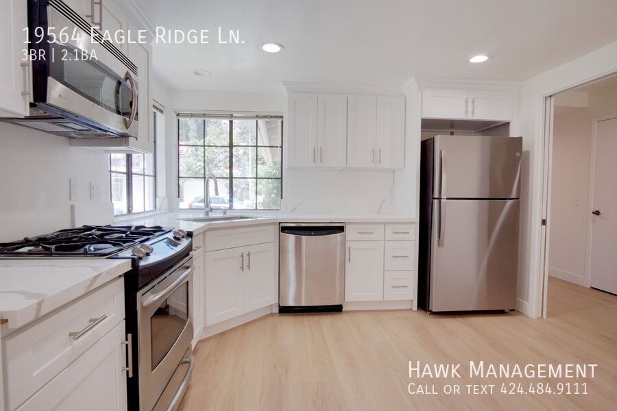 Beautiful 3BR/3BA in Gated Porter Ranch Estates property image