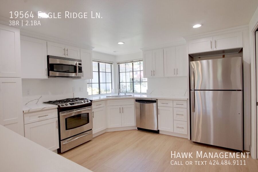 Beautiful 3BR/3BA in Gated Porter Ranch Estates property image