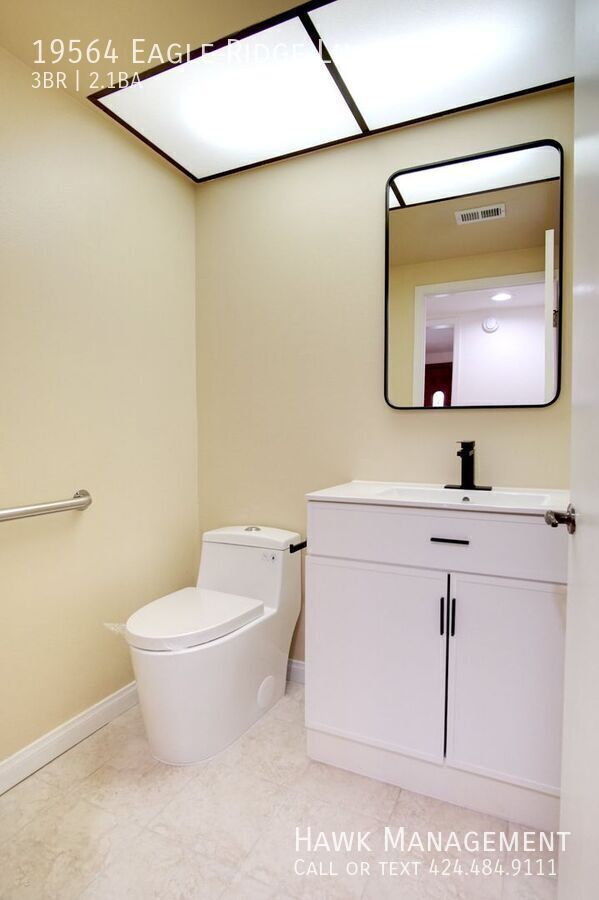 Beautiful 3BR/3BA in Gated Porter Ranch Estates property image