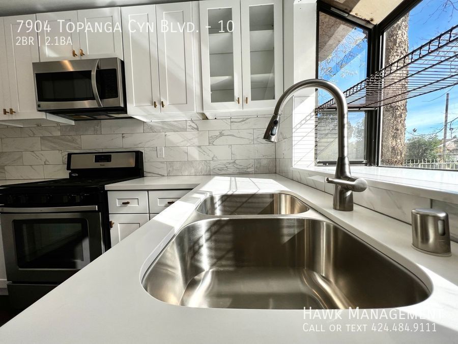 Gorgeous 2 Bedroom 2 1/2 Bath Condo With a Spacious Layout in Canoga Park! property image